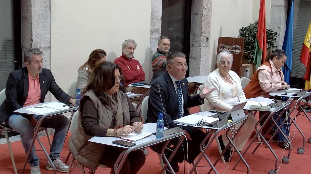 Concejales de Vecinos por Llanes y PP, en el pleno de este jueves.