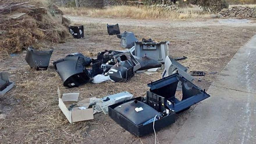 La basura electrónica mancilla un paraje de Tudera, en el Parque Natural Arribes del Duero