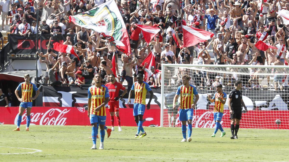 Los jugadores del Valencia se lamentan tras uno de los goles del Rayo