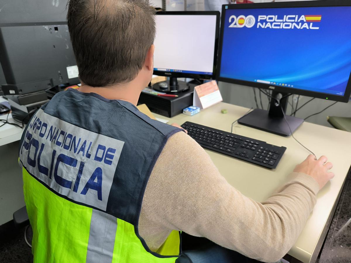 Un agente de la Policía Nacional.