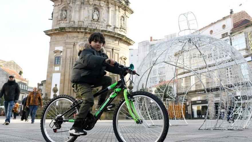 Un niño estrena bicicleta el Día de Reyes.