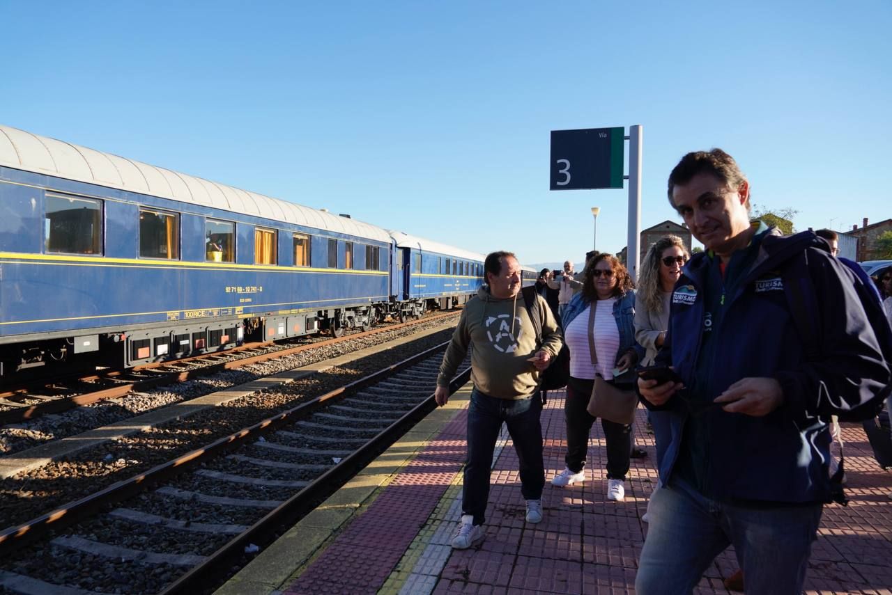 Así es el interior del tren histórico que recorrerá las dos Reservas de la Biosfera de Cáceres