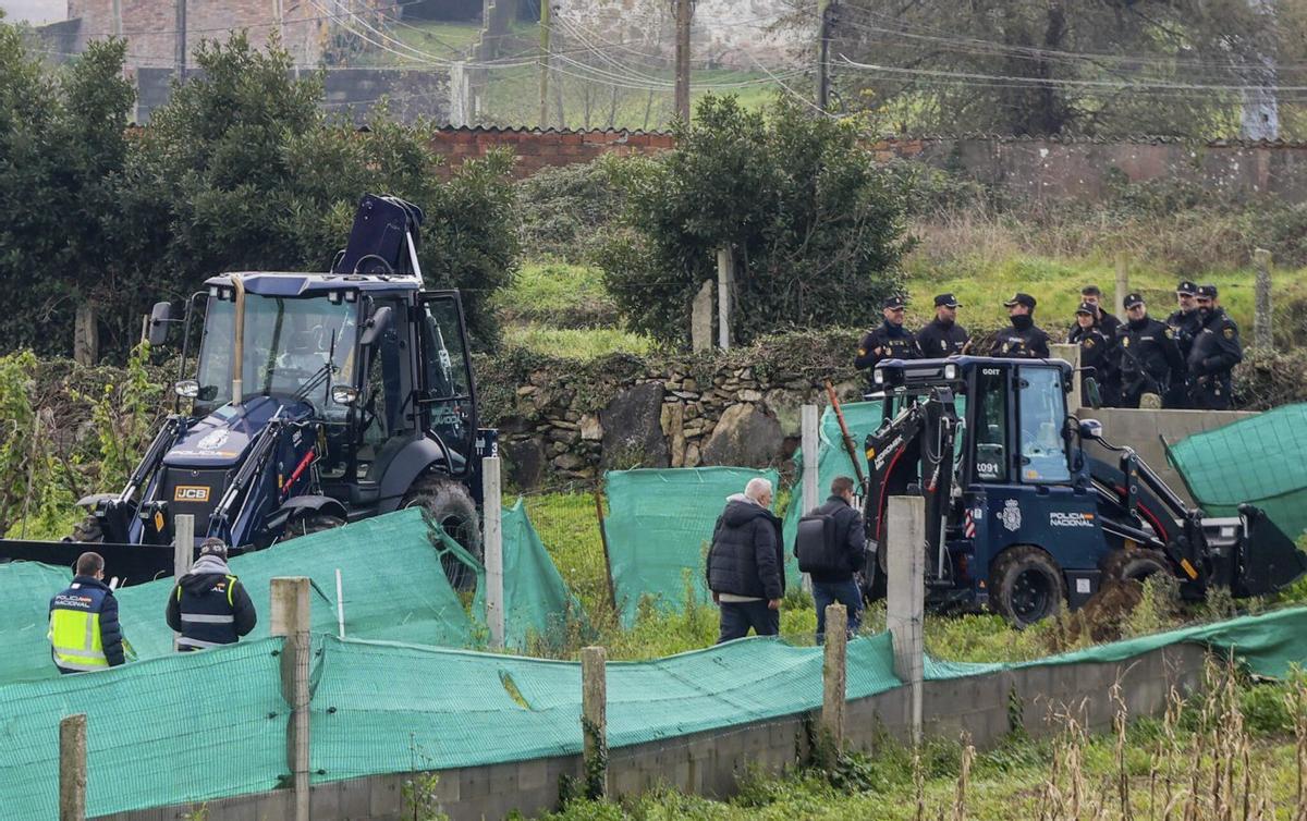 Las excavadoras de la Policía Nacional, en la finca de uno de los detenidos