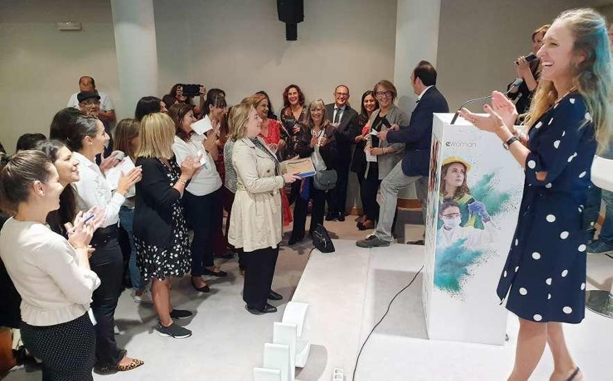 Usoa Arregui (dcha.), en un momento de la experiencia coach en la jornada eWoman. // Marta G. Brea