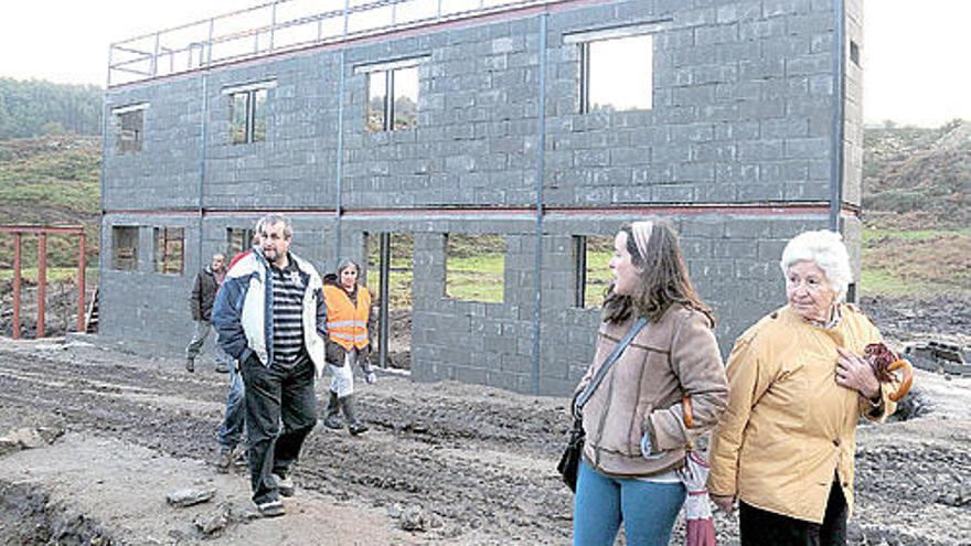 Un grupo de vecinos en las obras que realiza el Ejército en los alrededores del cuartel.