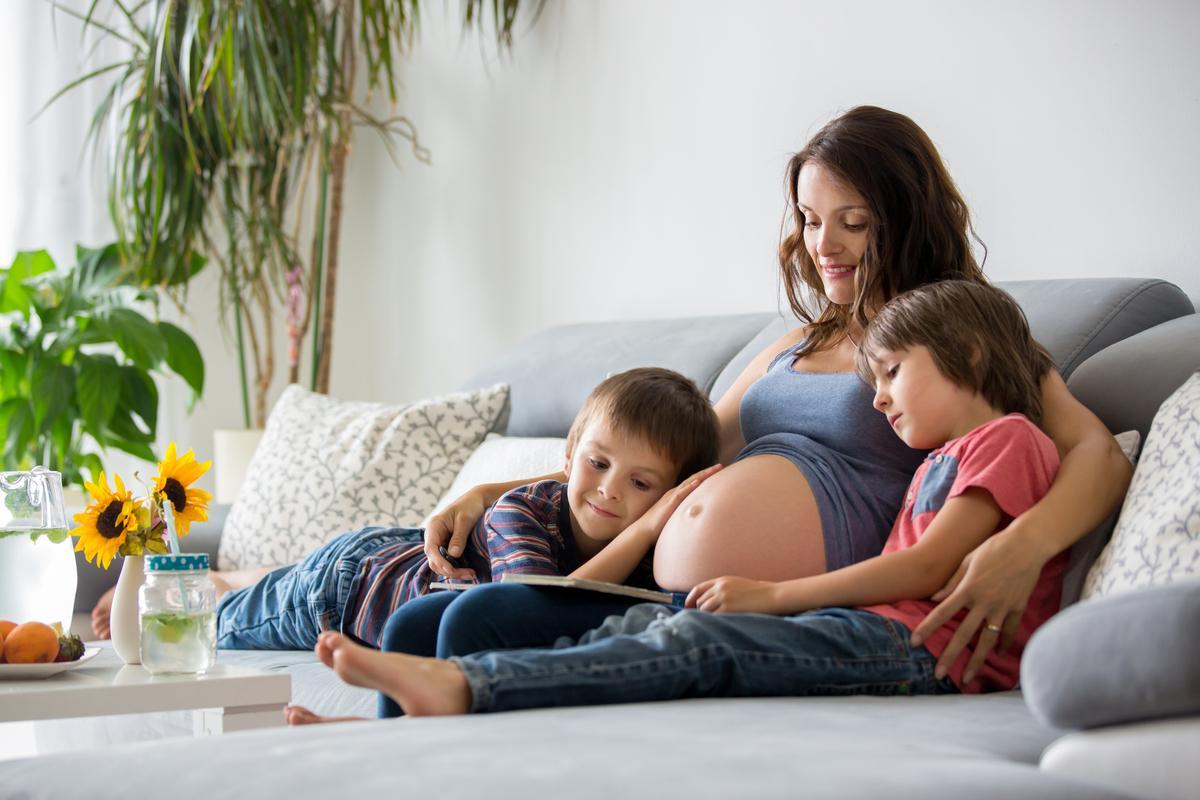 ¿Cuantos permisos de maternidad y paternidad se tramitan en Asturias? ¿Y cuánta gente pide una excedencia para cuidar a familiares?