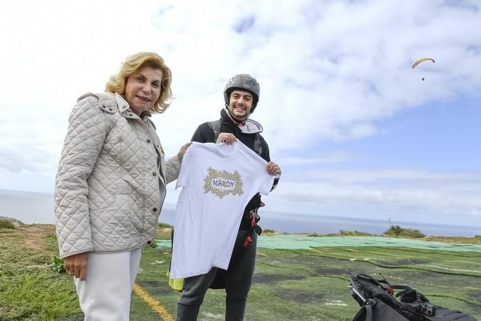 10-05-19 LAS PALMAS DE GRAN CANARIA. ZONA DE SALTOS PARAPENTE DE LOS GILES. LAS PALMAS DE GRAN CANARIA. Nardy Barrios en parapente.  Nardy Barrios se tira en parapente desde Los Giles junto a una persona que ganó un concurso. Fotos: Juan Castro  | 10/05/2019 | Fotógrafo: Juan Carlos Castro