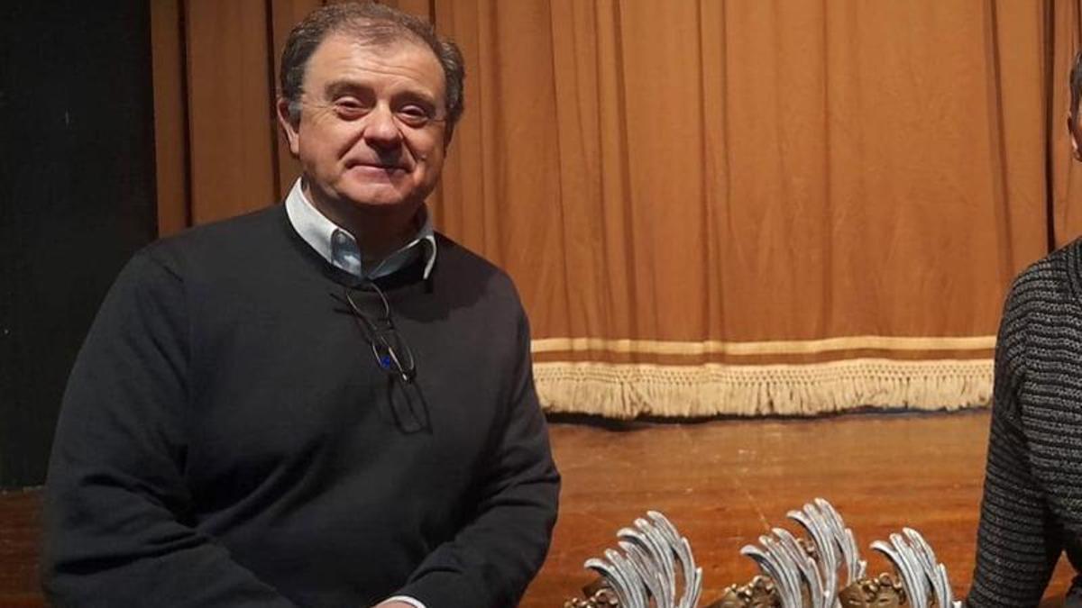 Xavier Piguillem, amb trofeus aconseguits per la Inestable Ceretana de Teatre