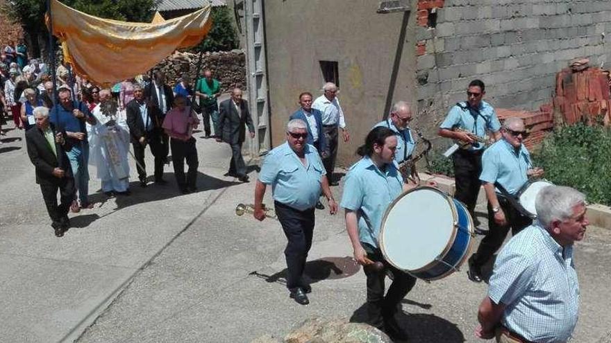 Procesión de la población de Otero de Bodas con motivo de las fiestas de Santiago Apóstol.