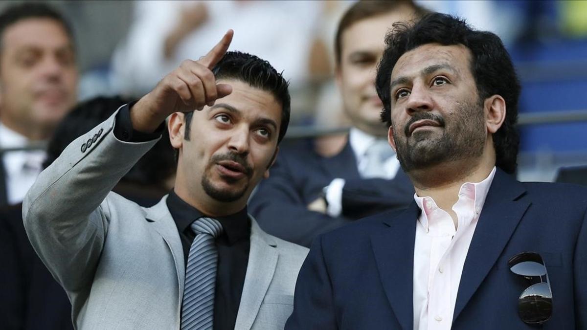 El propietario del Málaga, Abdullah Al-Thani (derecha), provocó la polémica
