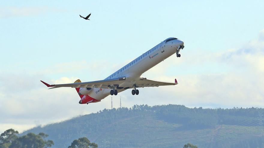 Peinador tuvo ayer la última conexión aérea con Santander. |   // MARTA G. BREA