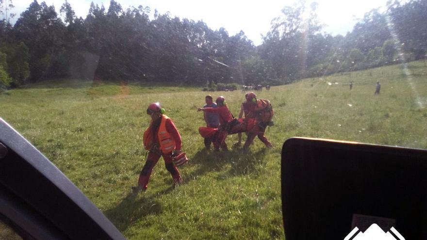 Rescate de un ganadero herido en Villaviciosa