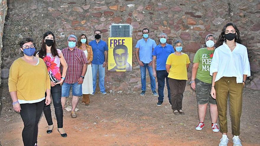 Miembros de ERPV, en el homenaje junto a la placa del 9 d’ Octubre.