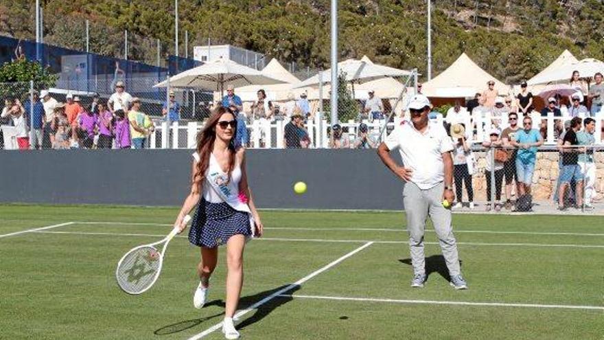 Toni Nadal bringt dieses Jahr Kindern statt Models das Tennisspielen zur Eröffnung der Mallorca Open bei.