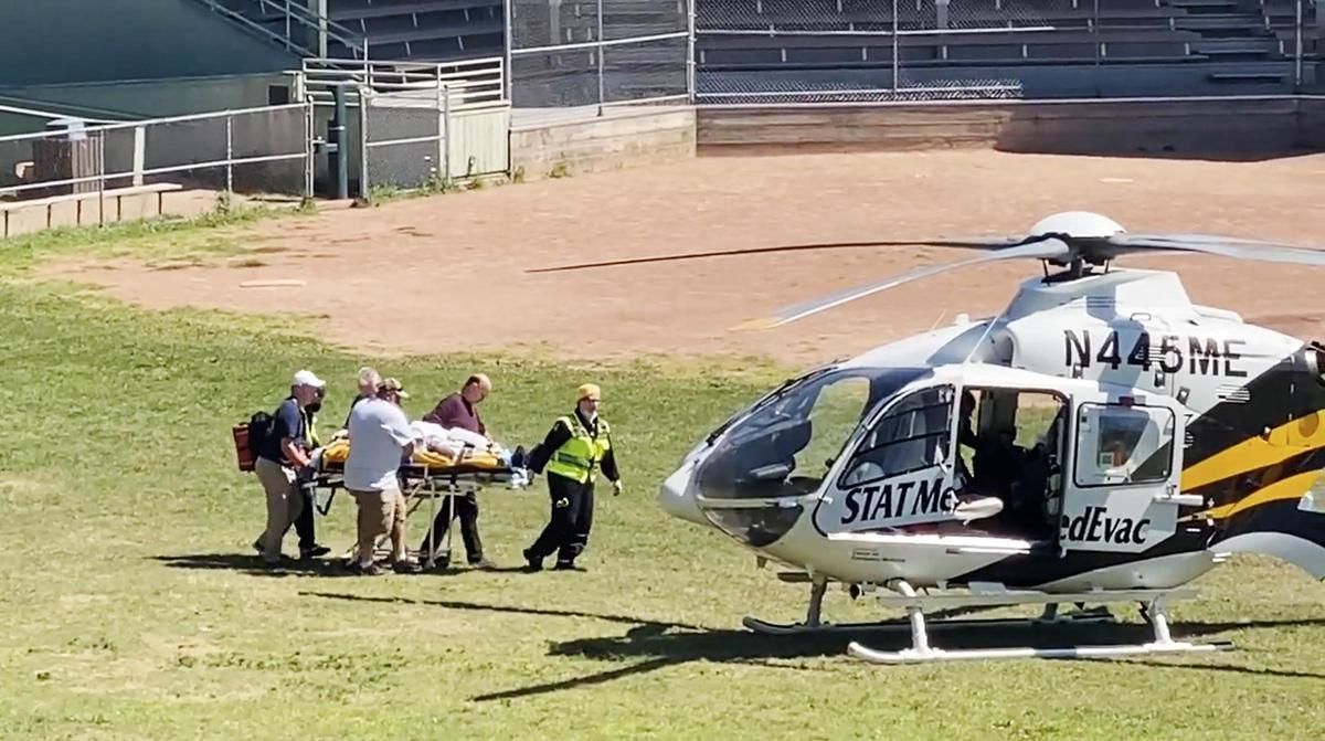 Salman Rushdie, en el momento de ser trasladado gravemente herido al hospital tras el intento de asesinato que sufrió el 12 de agosto de 2022