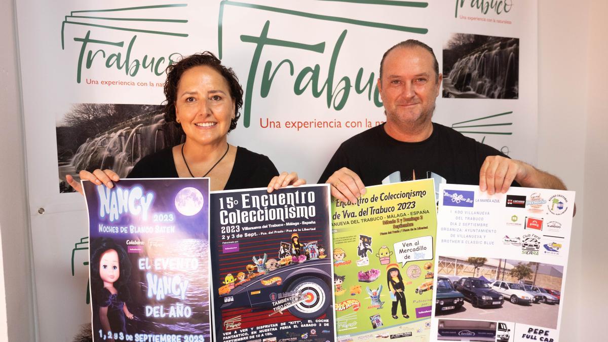 María José Tallón (concejala de Participación) y Antonio Durán (organizador) , con los carteles promocionales de la cita.