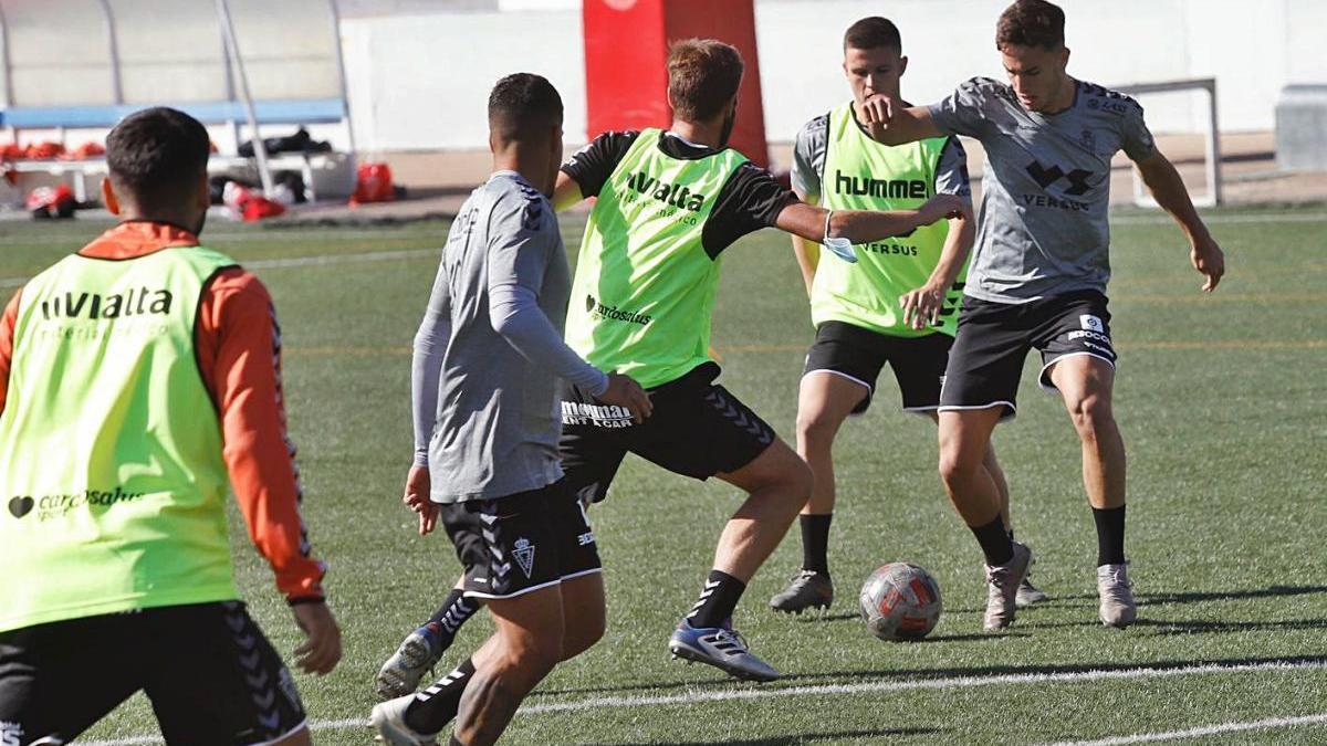 Varios jugadores del Real Murcia, en un entrenamiento.