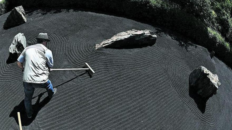 El Jardín Botánico inaugura un jardín zen con cenizas del volcán de La Palma