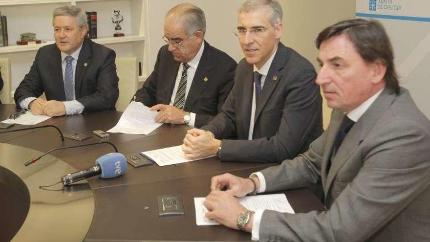 Firma del acuerdo de fusión de las cámaras en marzo pasado. // X. A.