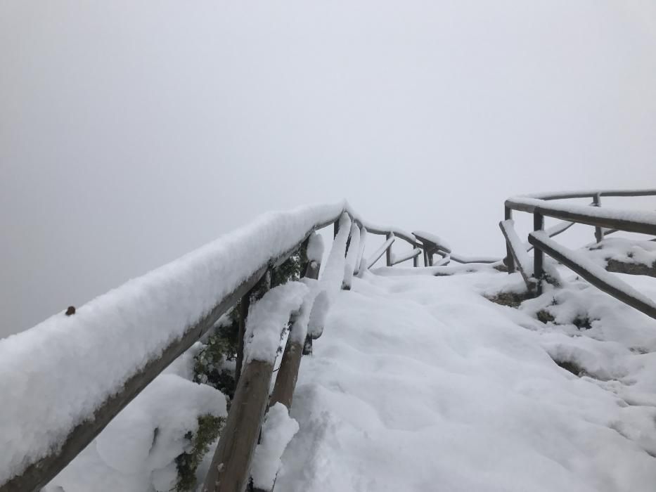 Vuelve a nevar en las montañas alicantinas