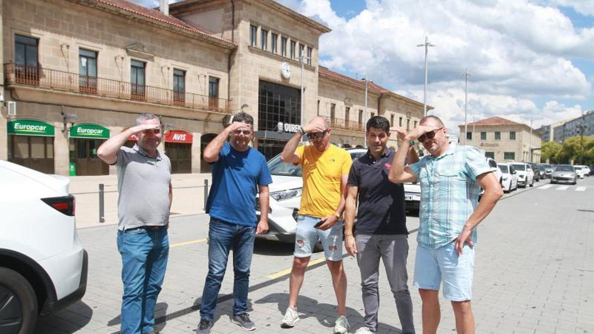 El presidente de la asociación con un grupo de taxistas  en la parada, ayer, a pleno sol