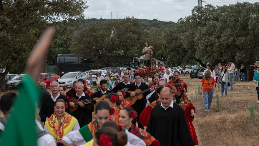 San Isidro vuelve a recorrer la dehesa de Tres Arroyos en Badajoz