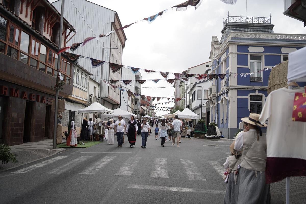 La Feria 1900 de Curtis revive un negocio familiar del siglo XX para destinar sus beneficios a la Fundación Centro Oncológico de Galicia.