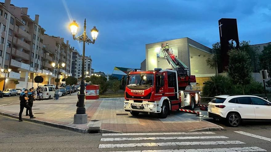 Alarma en Oviedo: un desprendimiento obliga a bomberos y policía a intervenir en una conocida iglesia