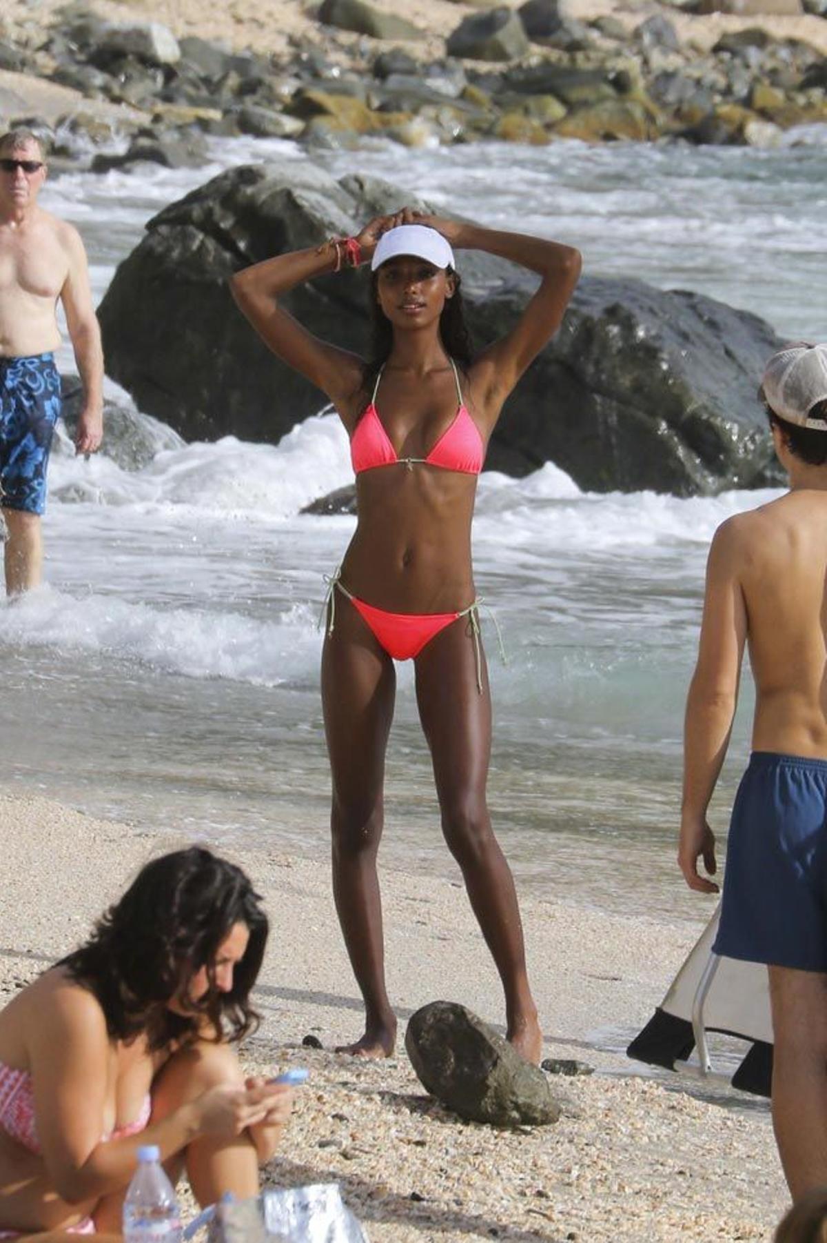 Jasmine Tookes con un bikini fucsia