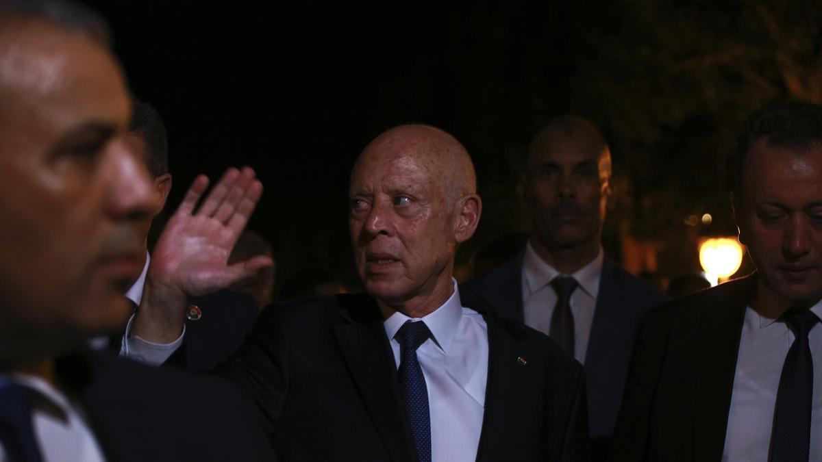 El presidente de Túnez, Kais Saied, saluda a sus simpatizantes en la noche electoral, este domingo.