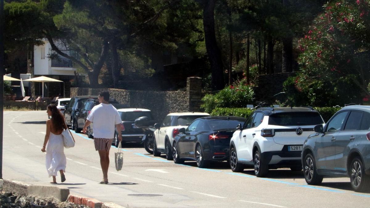 Una de les zones blaves d'aparcament de Cadaqués.