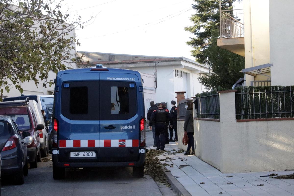 Una casa que els Mossos van registrar en relació al crim de Cabanelles.