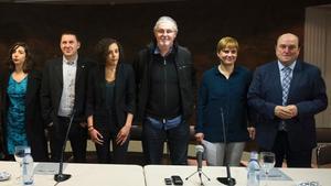 Isabel Salud (Ezker Anitza), Arnaldo Otegi (EH Bildu), Nagua Alba (Podemos), Txiki Muñoz (ELA),  Ainhoa Etxaide (LAB) y Andoni Ortuzar (PNV), posan este miércoles tras la rueda de prensa que han ofrecido a favor del desarme de ETA.