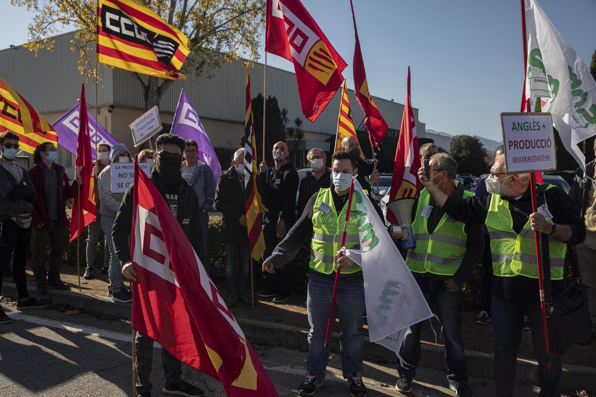 Una vintena de treballadors tallen la carretera d'Anglès per protestar contra la deslocalització de l'empresa tèxtil