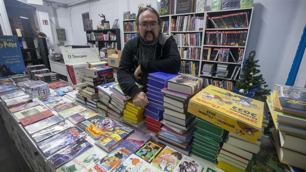 El propietario de la librería Metrópolis, Bernardo López