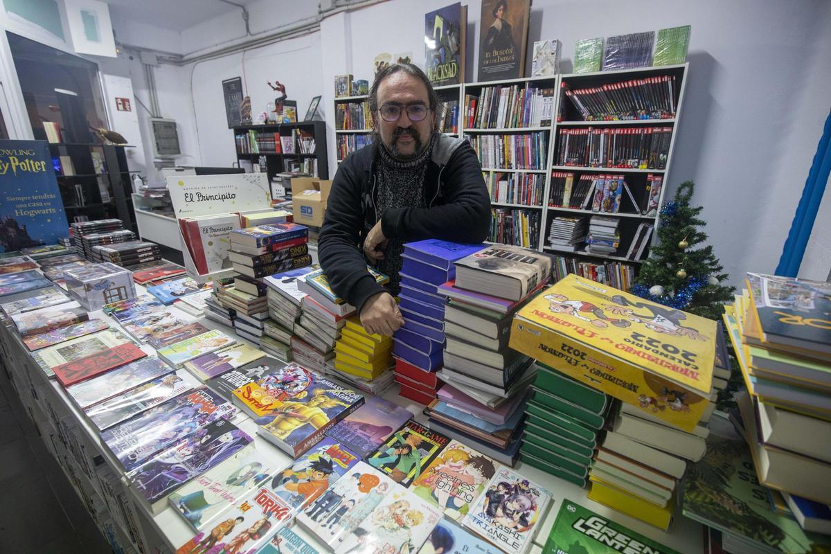 El propietario de la librería Metrópolis, Bernardo López