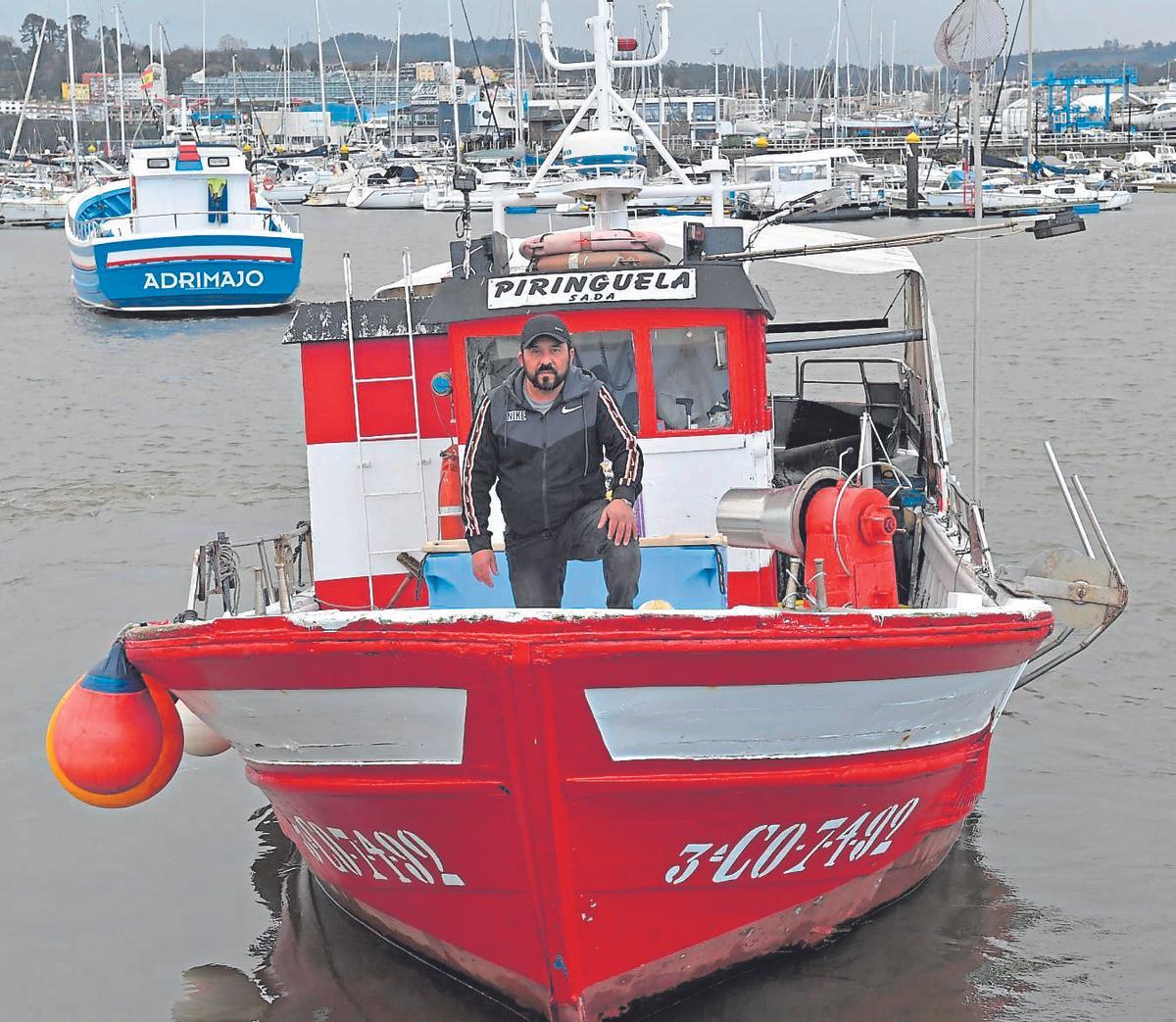 Ruhan Rivera, armador del ‘Piringuela’, a bordo de su embarcación en Sada.