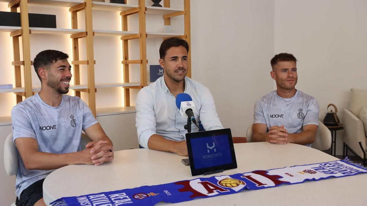 De izquierda a derecha: Raúl Hernández, Miguel Linares y Berto Cayarga, en la presentación de sendos jugadores.