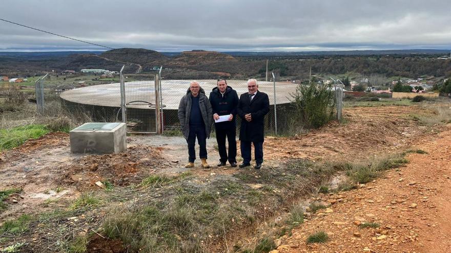 El diputado de Medio Ambiente, en el centro, junto a representantes municipales de Riofrío de Aliste. | Ch. S.