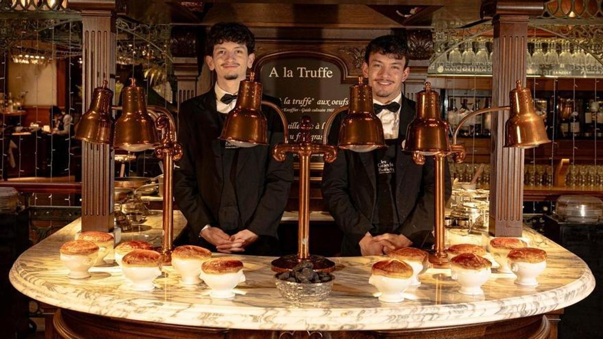 Dos cambrers de Les Grands Buffets, amb les tòfones.