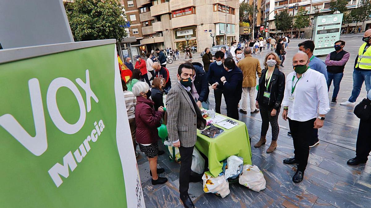 Vox Murcia instaló su mesa informativa ayer en la avenida de la Libertad.