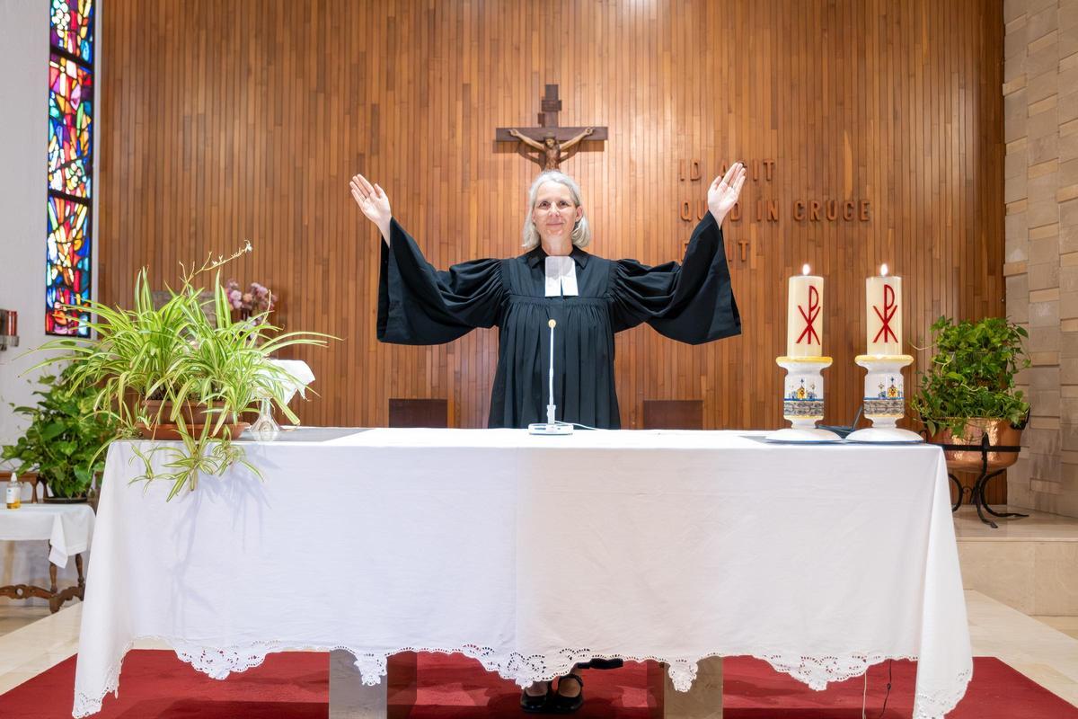 Der persönliche Segen der Gemeinde zum Abschluss des Gottesdienstes ist ein wichtiges Element. Hier zeigt Pfarrerin Martje Mechels die richtige Haltung dazu.