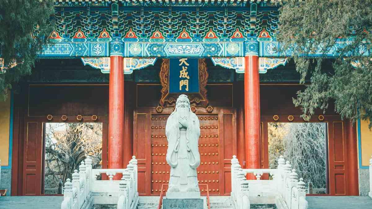 Una estatua de Confucio