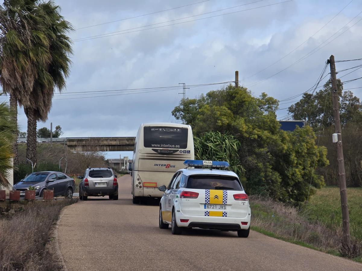 Llegada de un autobús a Gévora.