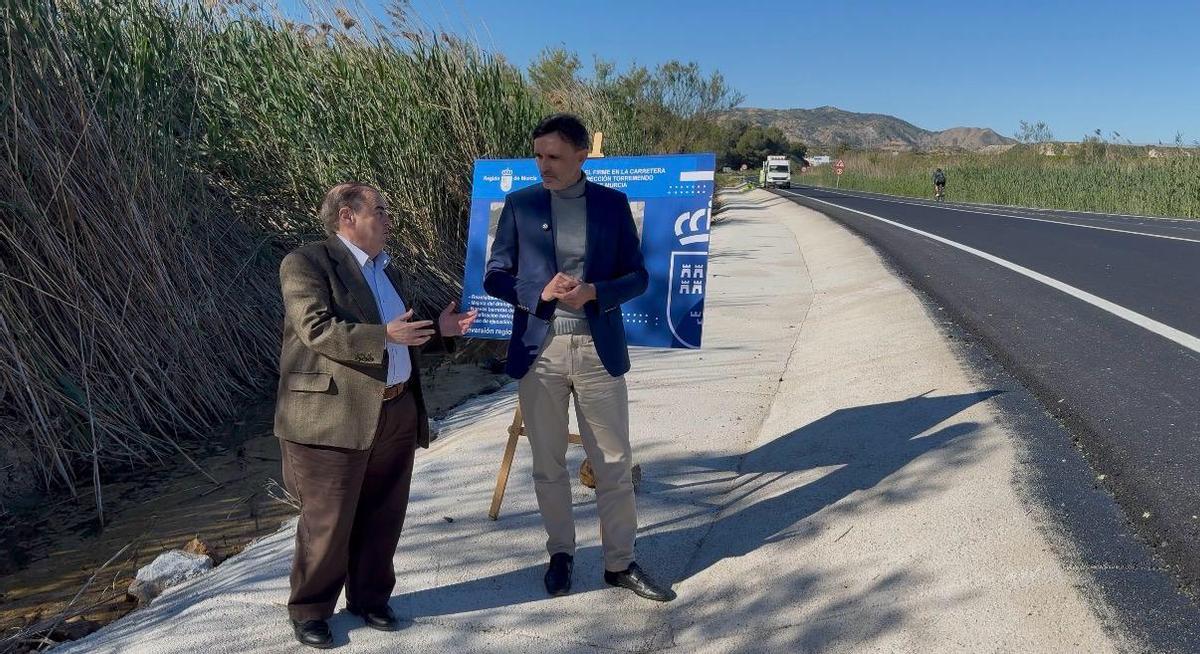 El consejero de Fomento e Infraestructuras, Jorge García Montoro (izd.), y el director general de Carreteras, Francisco Carrillo (dcha.), supervisan el fin los trabajos.
