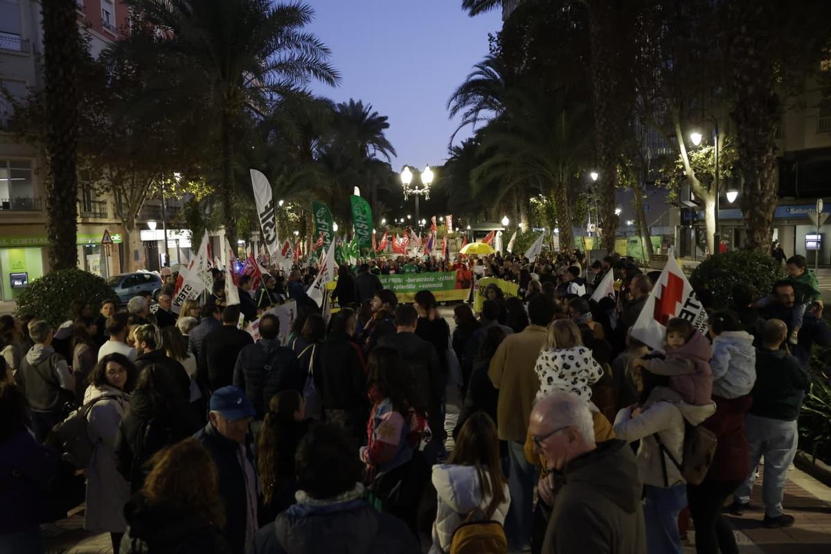 Docentes, en la protesta de este jueves por la tarde frente a la Casa de las Brujas