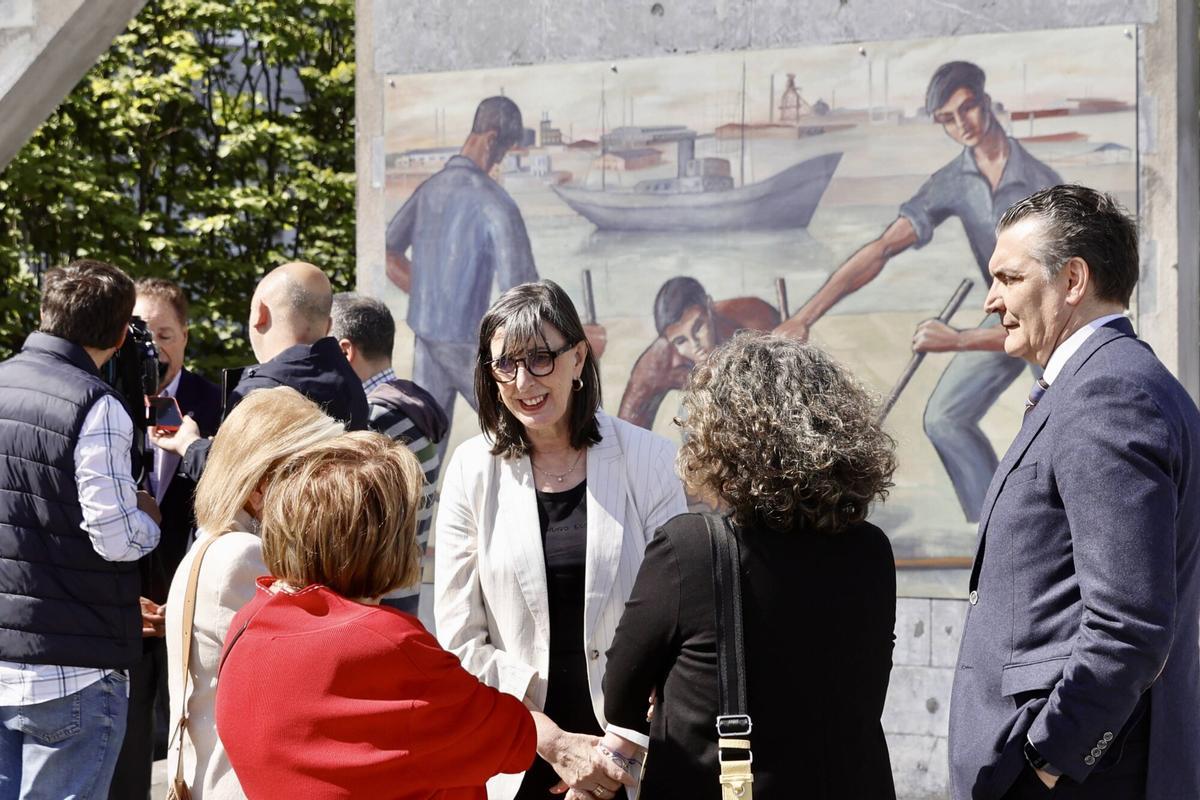 Playa de Poniente. Presentación de la exposición "Lienzos de museo a pie de calle. Gijón, sus gentes y el mar" ', impulsada por los rotarios. Estará Roqueni..