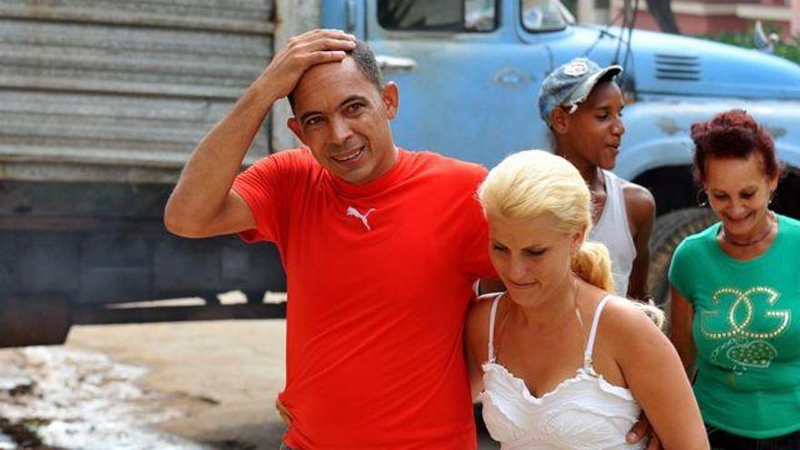 El opositor cubano Darsi Ferrer camina junto a su esposa Yusnaimy Jorge.