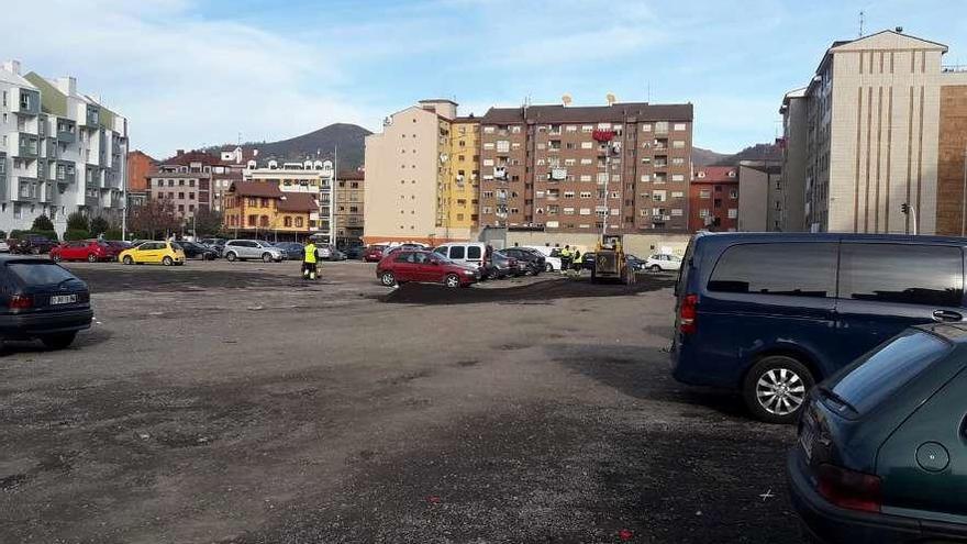 El aparcamiento de la Mayacina, ayer, en obras.