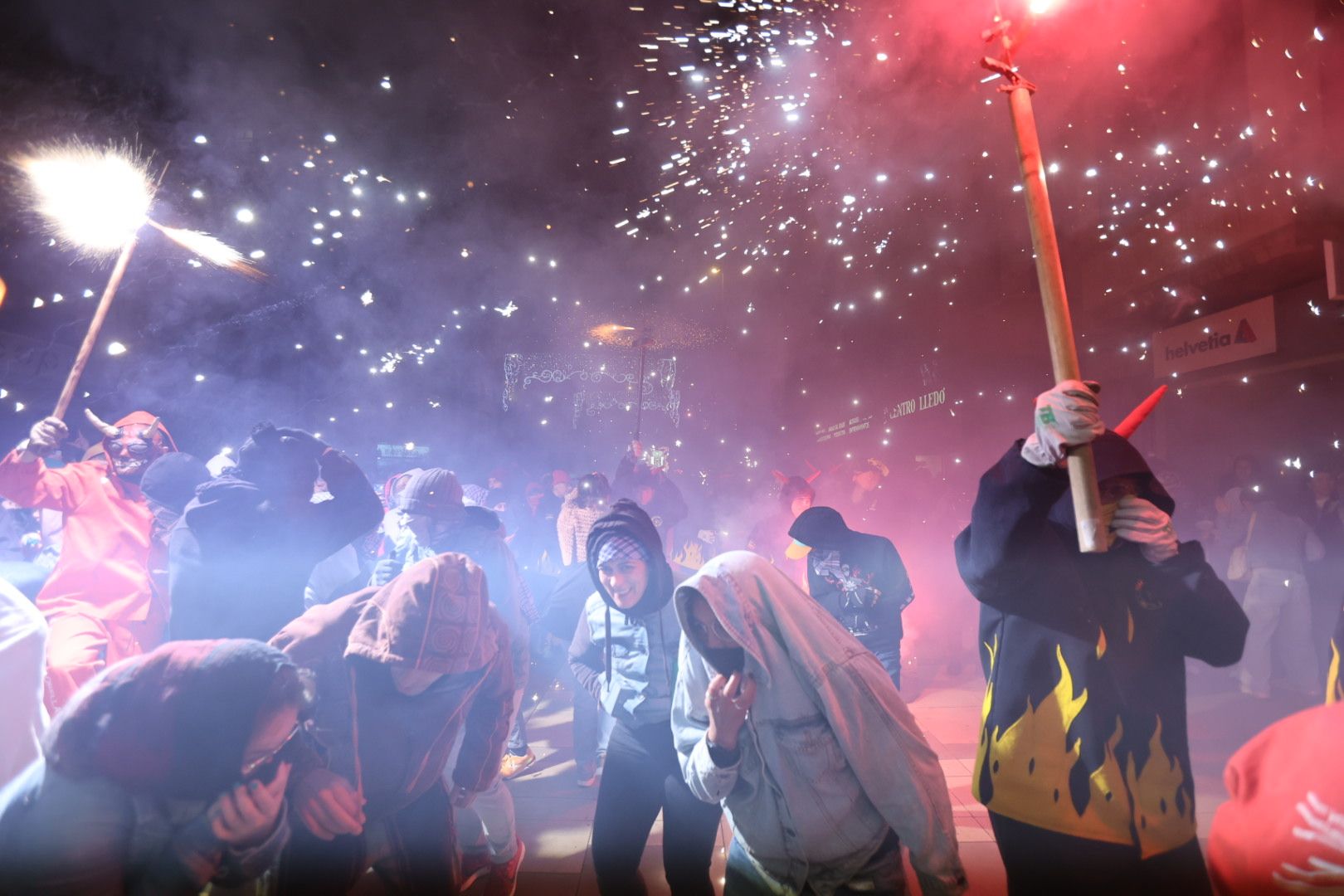 Galería: El Correfoc ilumina la noche de Magdalena en Castellón